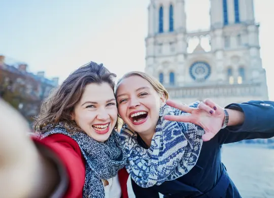 Auf Klassenfahrt mit HEROLÉ: Selfie vor Notre Dame in Paris