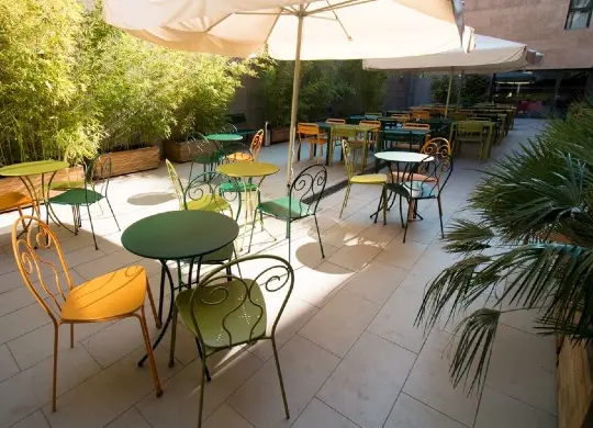 Auf Klassenfahrt mit HEROLÉ: Terrasse im Pere Tarres