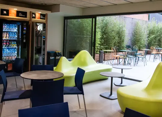 Auf Klassenfahrt mit HEROLÉ: Aufenthaltsbereich im Pere Tarres