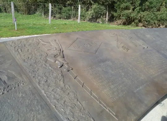 Auf Klassenfahrt mit HEROLÉ: Gedenktafel am Pointe du Hoc in der Normandie