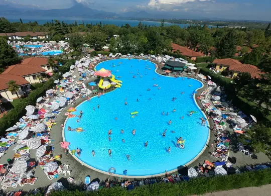 Auf Klassenfahrt mit HEROLÉ: Pool in der Ferienanlage Bella Italia am Gardasee
