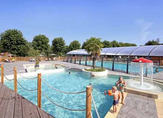 Auf Klassenfahrt mit HEROLÉ: Poolbereich auf dem Camping Baie du Mont St. Michel in der Normandie