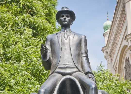 Auf Klassenfahrt mit HEROLÉ: Franz Kafka Statue in Prag