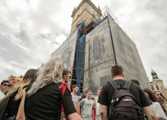 Auf Klassenfahrt mit HEROLÉ: Schüler bei einer Themenführung in der Altstadt in Prag