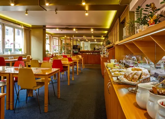 Auf Klassenfahrt mit HEROL&Eacute;: Speiseraum im Hotel Charles Central in Prag