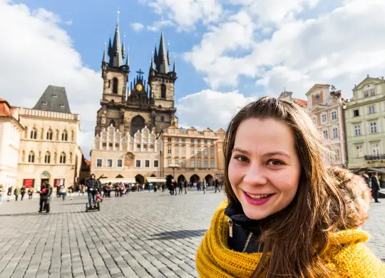 Auf Klassenfahrt mit HEROLÉ: Mädchen auf dem Altstädter Ring vor der Teynkirche in Prag