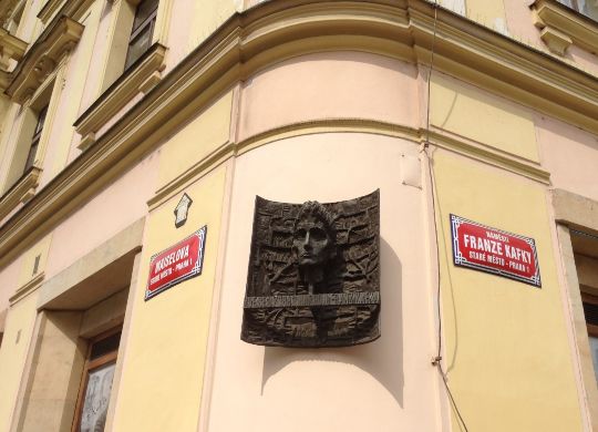 Blick auf das Geburtshaus Kafkas in Prag  Auf Klassenfahrt mit HEROLÉ: Besichtigen Sie auf Ihrer Reise auch das Geburtshaus Kafkas in Prag