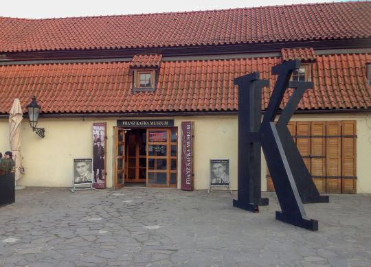 Auf Klassenfahrt mit HEROLÉ: Kafka Museum in Prag.