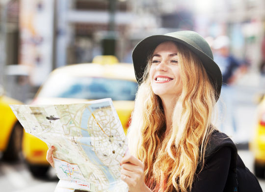 Mädchen mit einem Stadtplan unterwegs in Prag Auf Klassenfahrt mit HEROLÉ: Entdecken Sie mit dem Stadtplan zu die Innenstadt von Prag