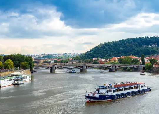 Auf Klassenfahrt mit HEROL&Eacute;: Moldauschiff in Prag.