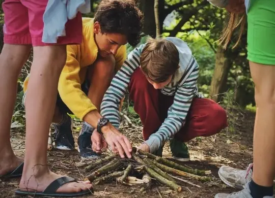 Auf Klassenfahrt mit HEROLÉ: Kinder beim Survival Training im Camp Adventure