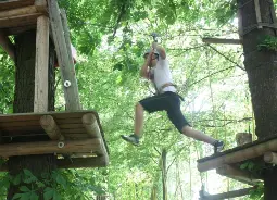 Auf Klassenfahrt mit HEROLÉ: Kletten im Waldseilpark auf Rügen.