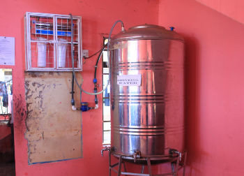 Blick auf die Aufbereitungsanlage für Trinkwasser des Projekts "myclimate" in Uganda Auf Klassenfahrt mit HEROLÉ: Unterstützen Sie das Projekt "myclimate" und besichtigen Sie die Aufbereitungsanlage für Trinkwasser in Uganda