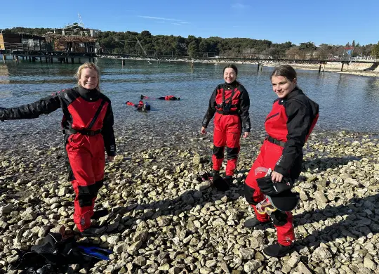 Auf Klassenfahrt mit HEROLÉ: Teilnehmer in Trockenanzügen beim Projekt Wintermeer