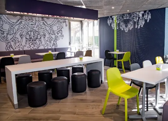 Auf Klassenfahrt mit HEROLÉ: Frühstücksraum im Ibis Budget in Avignon in der Provence.