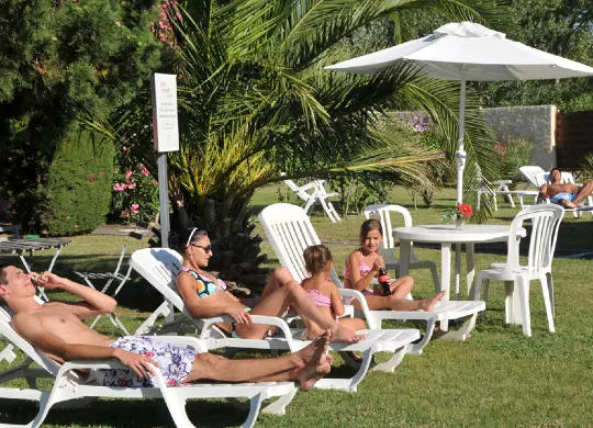 Auf Klassenfahrt mit HEROLÉ: Hotel Cristol Außenbereich mit Liegen in der Provence