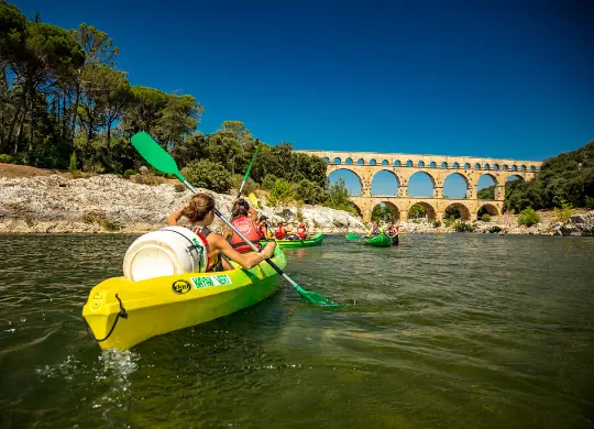 Auf Klassenfahrt mit HEROLÉ: Kanutour am Pont du Gard in der Provence.