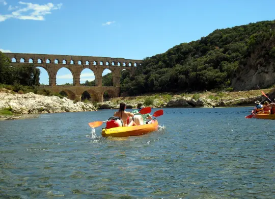 Auf Klassenfahrt mit HEROLÉ: Kanutour am Pont du Gard in der Provence.