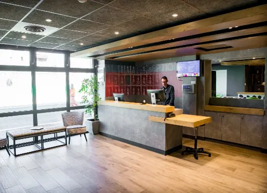 Auf Klassenfahrt mit HEROLÉ: Lobby des Ibis Budget Avignon in der Provence.