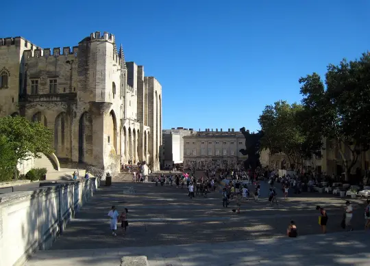 Auf Klassenfahrt mit HEROLÉ: Papstpalast Avignon in der Provence.