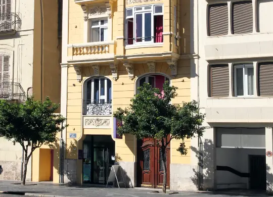 Auf Klassenfahrt mit HEROLÉ: Außenansicht Purple Nest Valencia