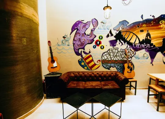 Auf Klassenfahrt mit HEROLÉ: Aufenthaltsbereich im Purple Nest Valencia