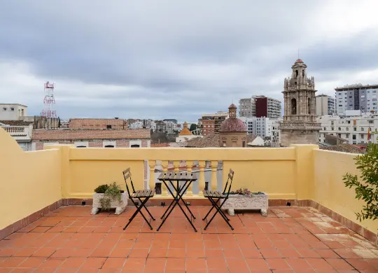 Auf Klassenfahrt mit HEROLÉ: Dachterrasse des Purple Nest Hostel in Valencia