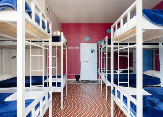 Auf Klassenfahrt mit HEROLÉ: 10-Bett-Zimmer im Purple Nest Valencia