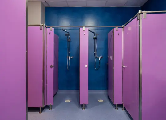 Auf Klassenfahrt mit HEROLÉ: Gemeinschaftsbäder im Purple Nest Valencia