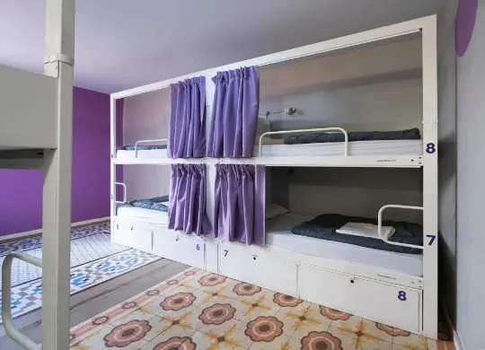 Auf Klassenfahrt mit HEROLÉ: Mehrbettzimmer im Purple Nest Valencia