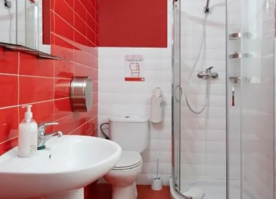 Auf Klassenfahrt mit HEROLÉ: Badezimmer im Purple Nest Valencia