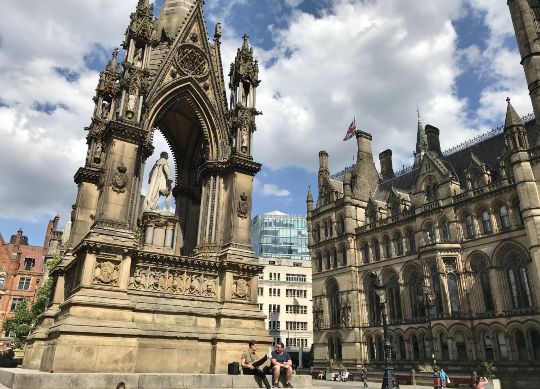 Rathaus in Manchester mit Albert Memorial Auf Klassenfahrt mit HEROLÉ: Das Albert Memorial in Manchester vor dem Rathaus
