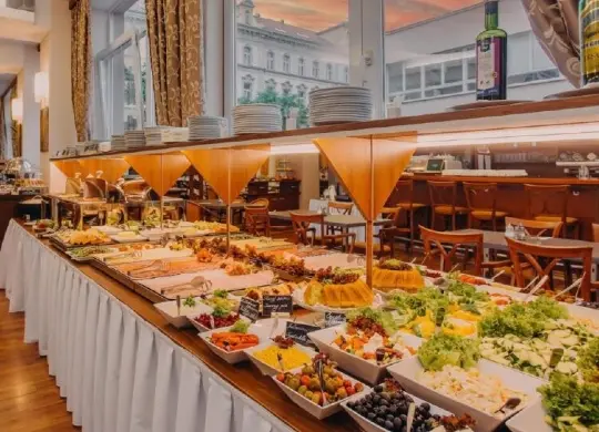 Auf Klassenfahrt mit HEROLÉ: Reichhaltiges Frühstücksbuffet im 4-Sterne-Hotel Colorfactory (EX Extol Inn)