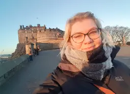 Auf Klassenfahrt mit HEROLÉ: Kundenberaterin Bianca vor dem Edinburgh Castle