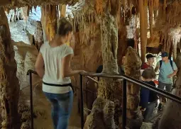 Auf Klassenfahrt mit HEROL&Eacute;: Kundenberater:innen in der Grotte Baredine