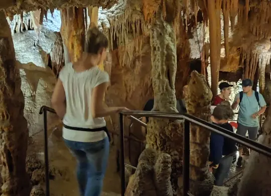 Auf Klassenfahrt mit HEROLÉ: Kundenberater:innen in der Grotte Baredine