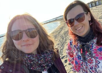 Reiseexpertinnen für Sie vor Ort Auf Klassenfahrt mit HEROLÉ: Den Tag am Strand ausklingen lassen