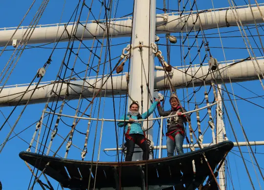 Auf Klassenfahrt mit HEROLÉ: Reiseexpertinnen auf der Gorch Fock in Stralsund.
