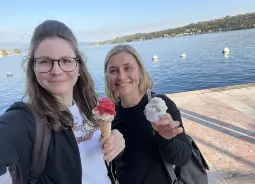 Auf Klassenfahrt mit HEROLÉ: Reiseexperten Eis essen am Gardasee