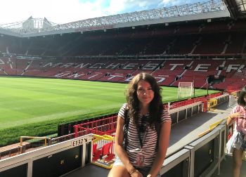 Reiseexpertin Monique im Old Trafford Stadium in Manchester Auf Klassenfahrt mit HEROLÉ: Reiseexpertin Monique bei einer Stadionführung in Old Trafford in Manchester