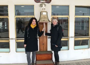 Reiseexpertinnen auf der Royal Yacht Britannia in Edinburgh Auf Klassenfahrt mit HEROLÉ: Reiseexpertinnen Monique und Denise auf der Royal Yacht Britannia in Edinburgh