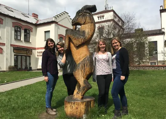 Auf Klassenfahrt mit HEROLÉ: Reiseexpertinnen mit dem Maskottchen der KOZEL Brauerei - Ziegenbock Olda