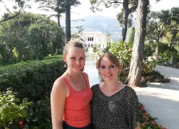 Auf Klassenfahrt mit HEROLÉ: Reiseexpertinnen Denise und Liesa bei der Villa Ephrussi in Nizza an der Côte d'Azur.