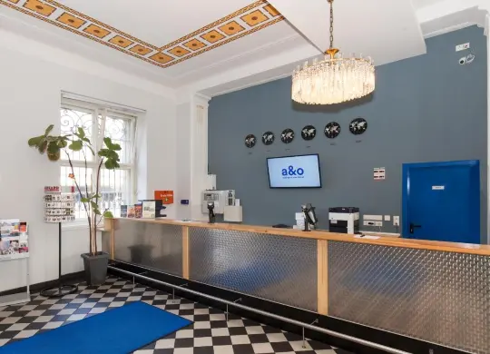 Auf Klassenfahrt mit HEROLÉ: Rezeption des a&o Hostels Leipzig Hauptbahnhof