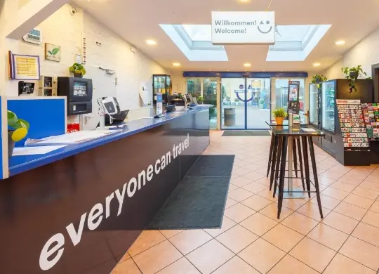 Auf Klassenfahrt mit HEROLÉ: Rezeption im a&o Hostel Berlin Friedrichshain