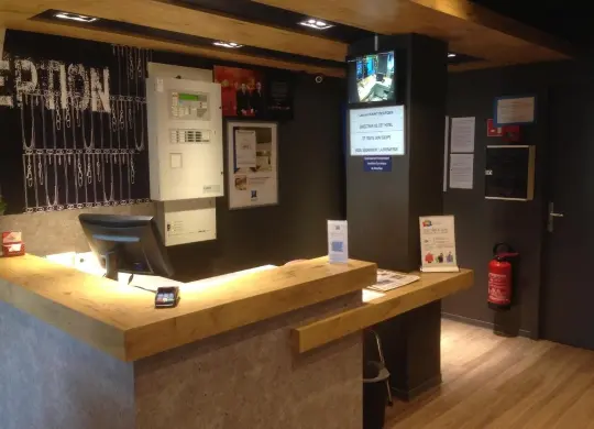 Rezeption im Ibis Budget Caen Centre Gare in der Normandie Auf Klassenfahrt mit HEROLÉ: Rezeption im Ibis Budget Caen Centre Gare in der Normandie
