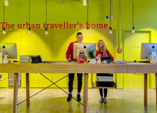 Auf Klassenfahrt mit HEROLÉ: Herzlich Willkommen im Meininger East Side Gallery in Berlin