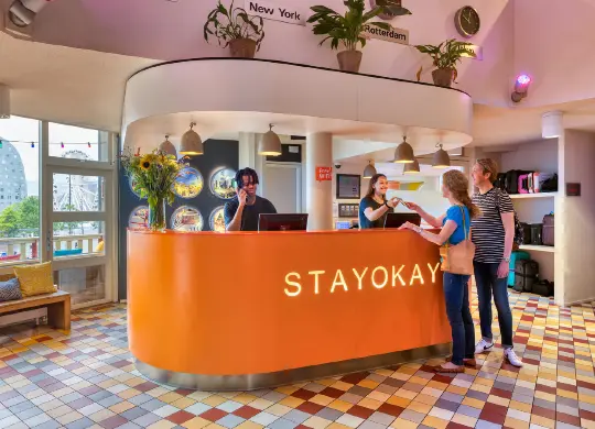 Rezeption im Stayokay Hostel Rotterdam Auf Klassenfahrt mit HEROLÉ: Rezeption im Stayokay Hostel Rotterdam