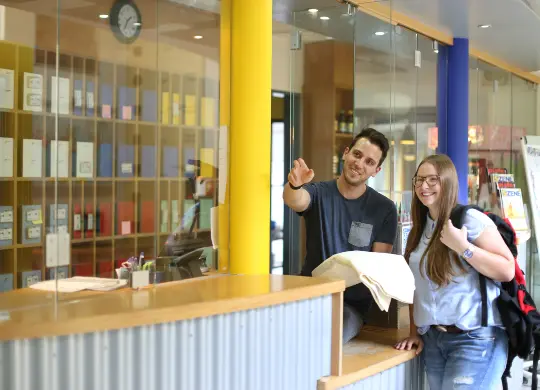 Rezeption in der Jugendherberge vor dem Burgtor in Lübeck Auf Klassenfahrt mit HEROLÉ: Rezeption in der Jugendherberge vor dem Burgtor in Lübeck