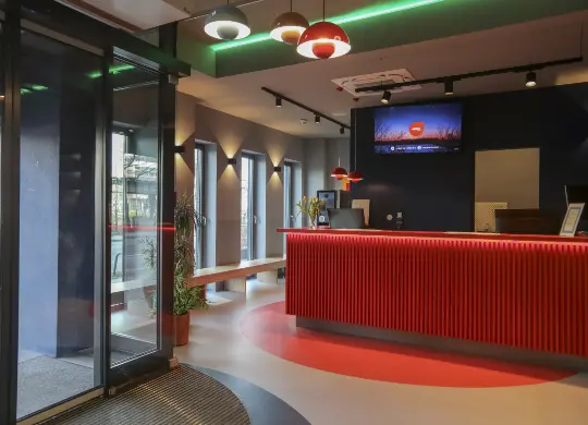 Auf Klassenfahrt mit HEROLÉ: Rezeption/Lobby im acama Hostel Kreuzberg in Berlin